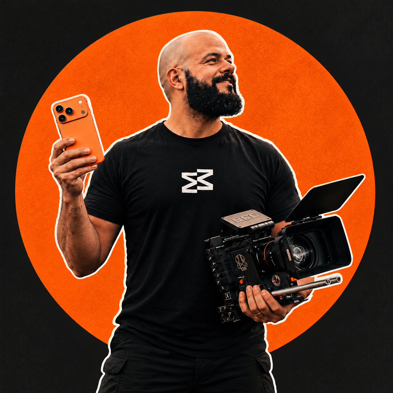 Fernando Monteiro com câmera e iPhone laranja